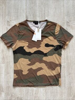 Good American Camo V‑Neck Tee in Brown, Green & Black